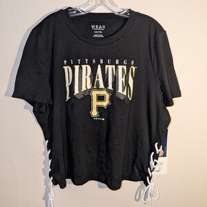 Pittsburgh Pirates Women’s Lace-Up T-Shirt – W.E.A.R. by Erin Andrews (Size XXL)